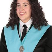 Divertida, entusiasta y amable. Estoy abierta a dar clase a cualquier nivel.